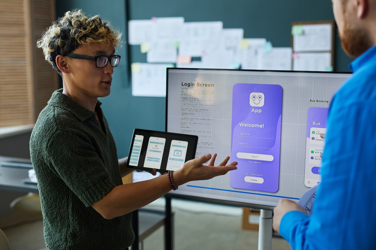 young adult caucasian man presenting mobile app de 2025 08 10 16 49 08 utc